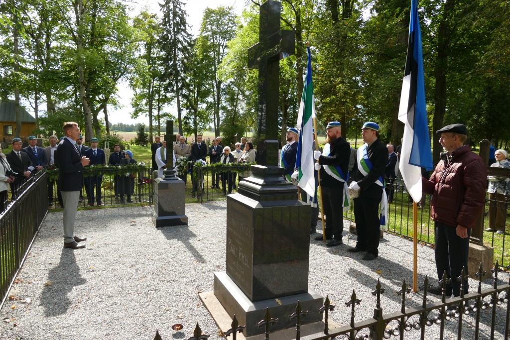 Halliste kalmistul .JPG