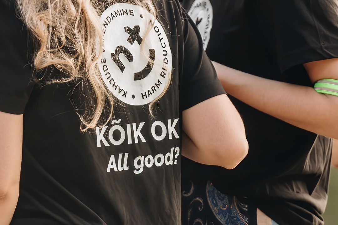 Ööhaldjas. Pildil naisterahva selg, millel on tekst Kõik ok? All good?