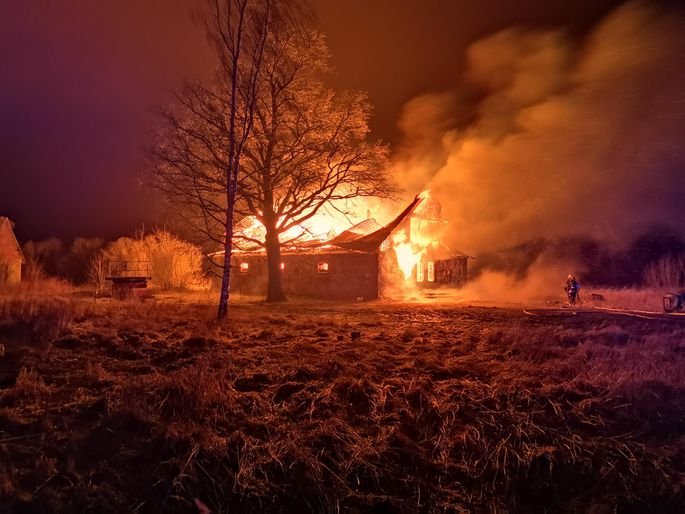 Põlev maja öisel maastikul