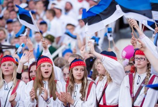 Lapsed hoidmas Eesti lippu
