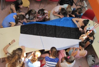 Eesti lipu õmblemine_allikas Haridus- ja Teadusministeerium